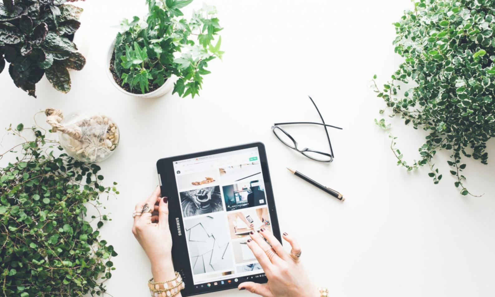 Bureau de consultation financière moderne avec espace de travail collaboratif